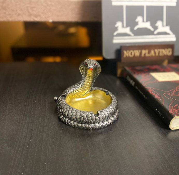 Cobra Ashtray – Realistic Snake Design with Gold Interior, Durable Resin, Indoor & Outdoor Decorative Ashtray