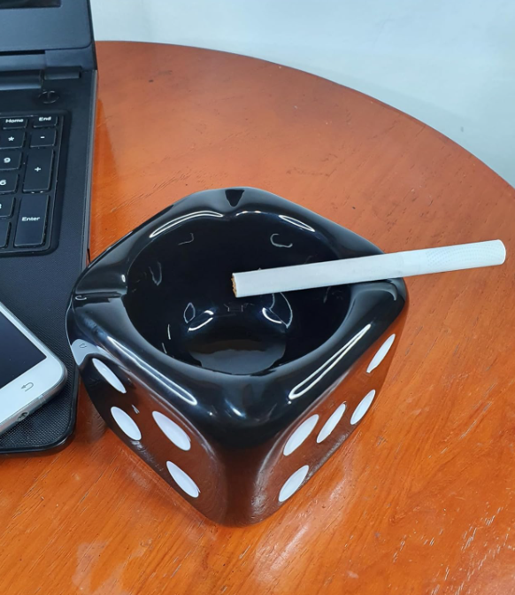 Jeuristic Dice Ashtray – Retro Ceramic Cigarette Ashtray, Cool Home & Office Decor, Anti-Skid, Easy to Clean