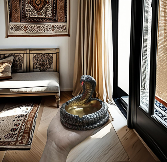 Cobra Ashtray – Realistic Snake Design with Gold Interior, Durable Resin, Indoor & Outdoor Decorative Ashtray